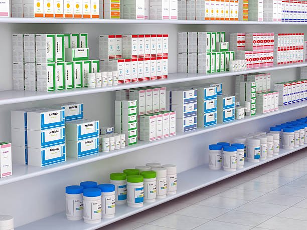 Estante de farmacia con medicamentos